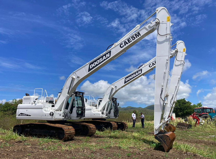 MADIMAT customises DX225SLR-7 excavators for removing toxic algae from Martinique coastline